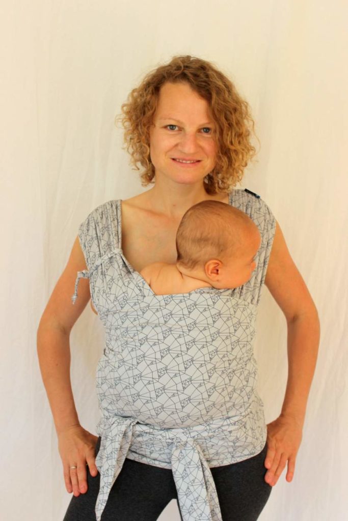 Graues Najell Wrap mit Neugeborenem Baby